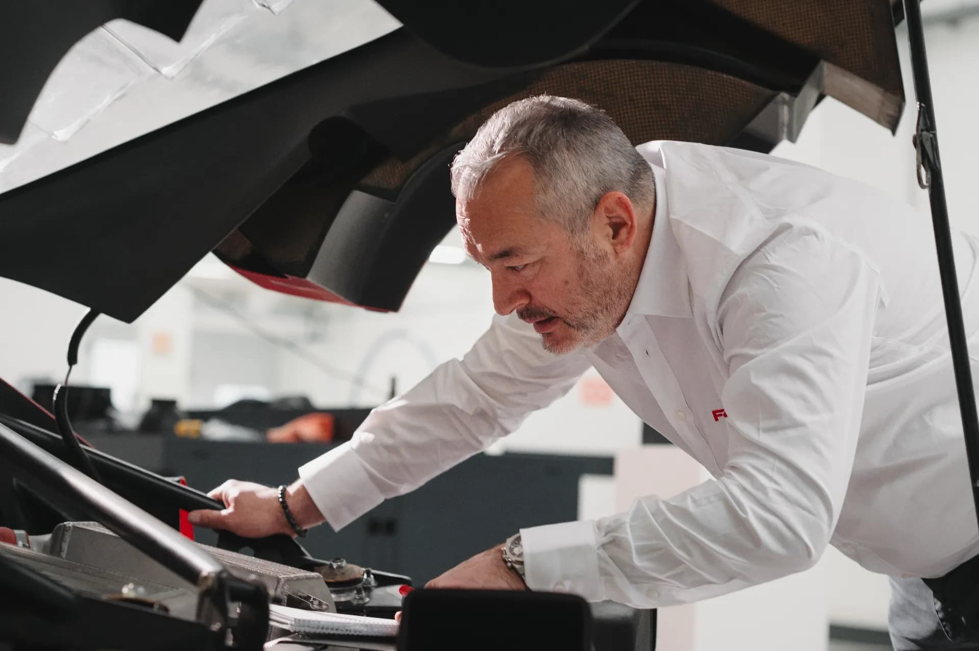 Specialista F40 Only al lavoro su Ferrari F40