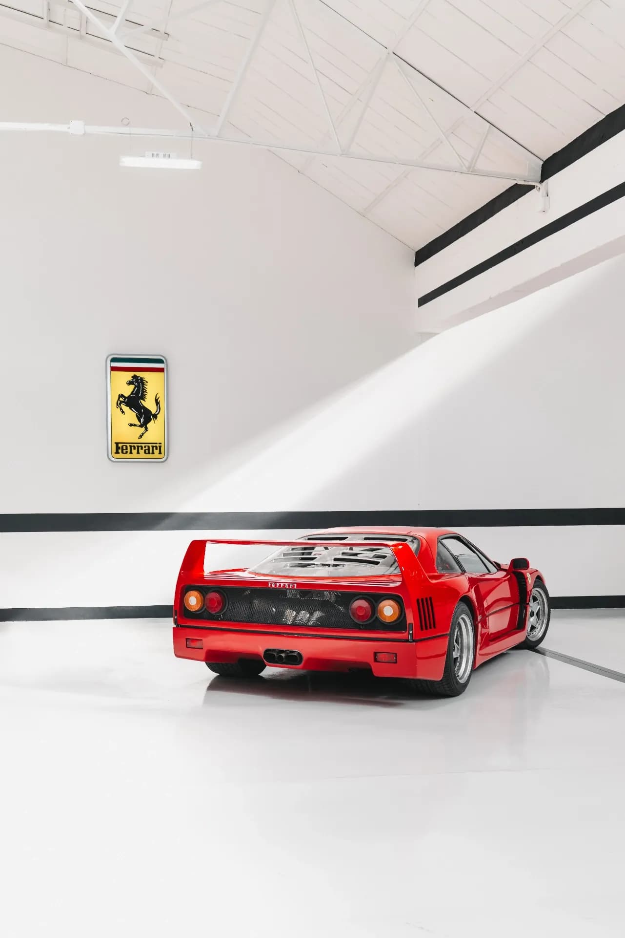 Ferrari F40 vista posteriore con logo Ferrari