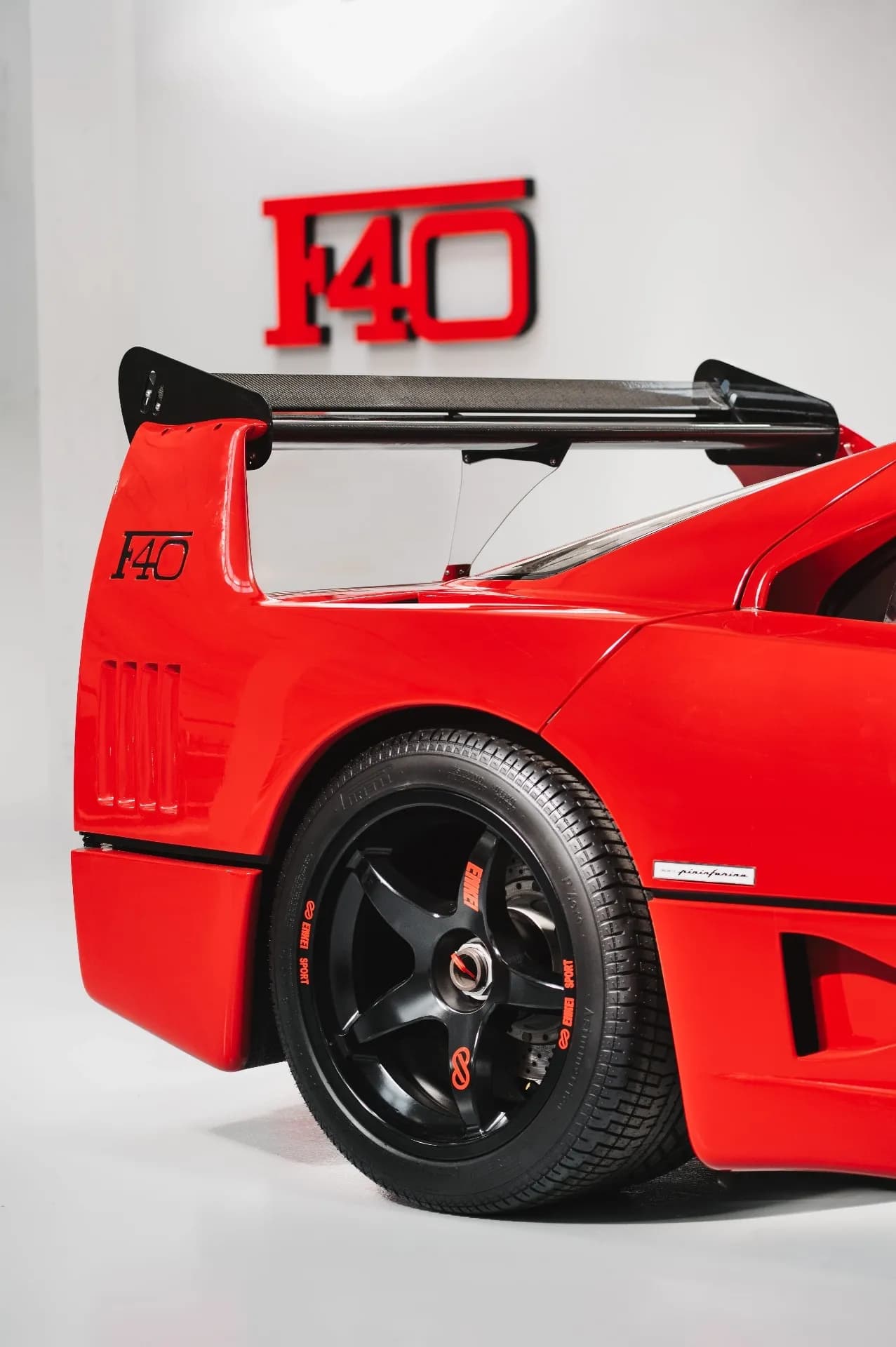 Dettaglio posteriore Ferrari F40 con logo F40