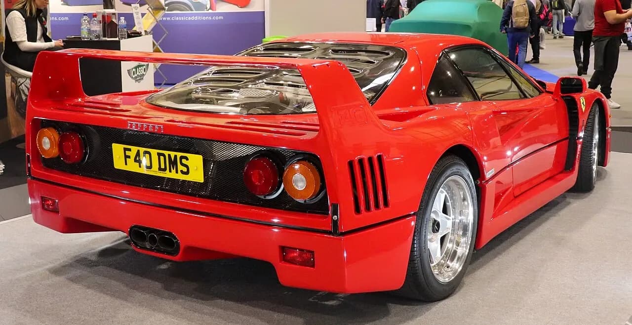 F40 aerodynamics: behind the 0.34 drag coefficient and the integrated rear wing